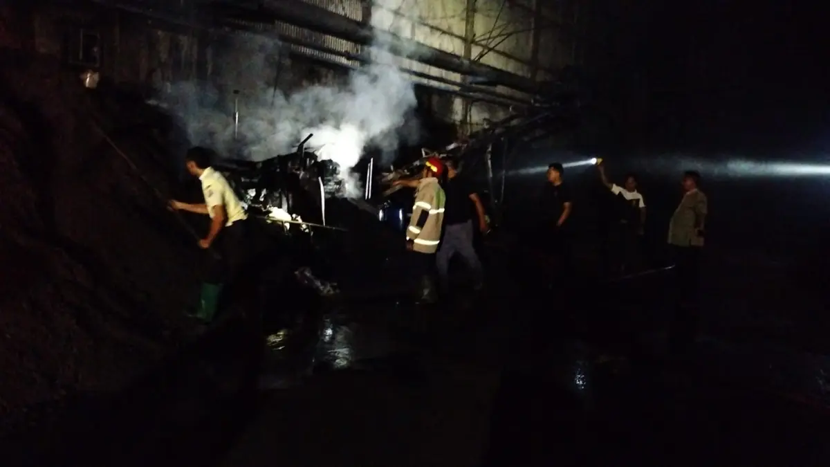 Ruang penyimpanan batu bara di area Spinning 1 PT Sritex 1 yang berlokasi di Jalan Samanhudi, Jetis, Kecamatan Sukoharjo terbakar, Sabtu (6/6/2026) malam. (DOK.DAMKAR SUKOHARJO) 