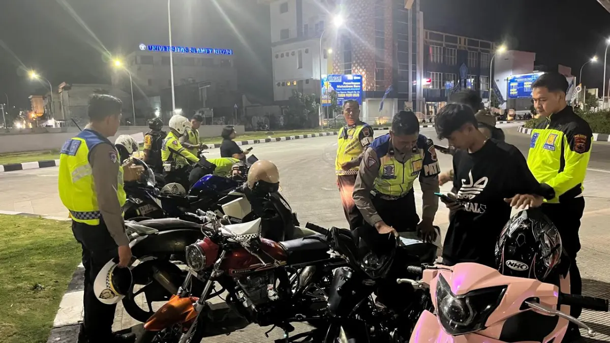 Satlantas Polresta Solo tindak sepeda motor berknalpot brong. (Humas Polresta Solo)