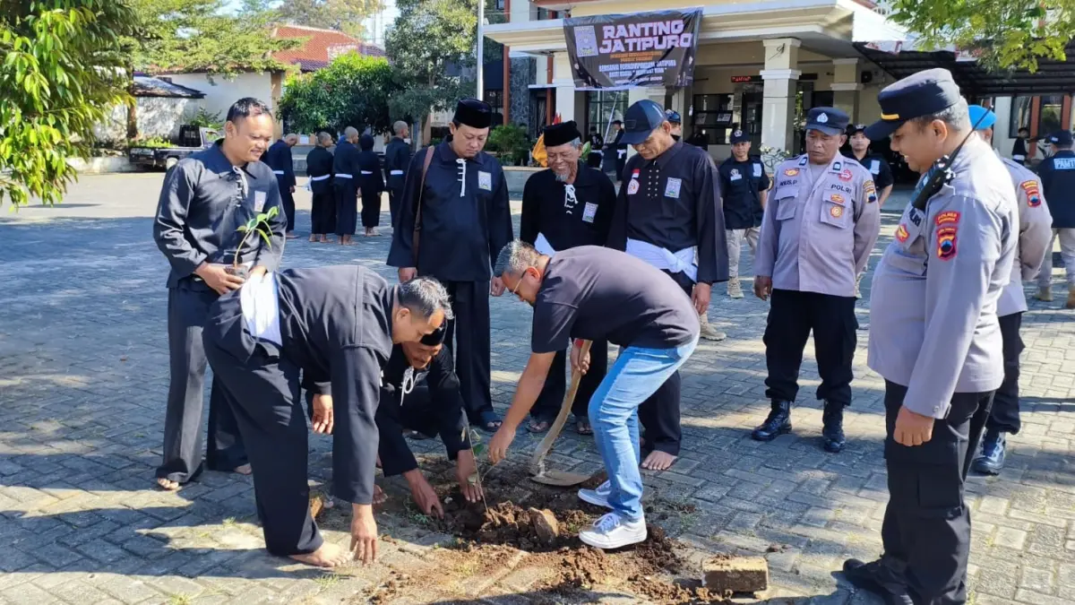 Sejumlah calon warga PSHT membersihkan fasilitas umum di Karanganyar, Minggu (7/6/2026). (Rudi Hartono/Radar Solo)