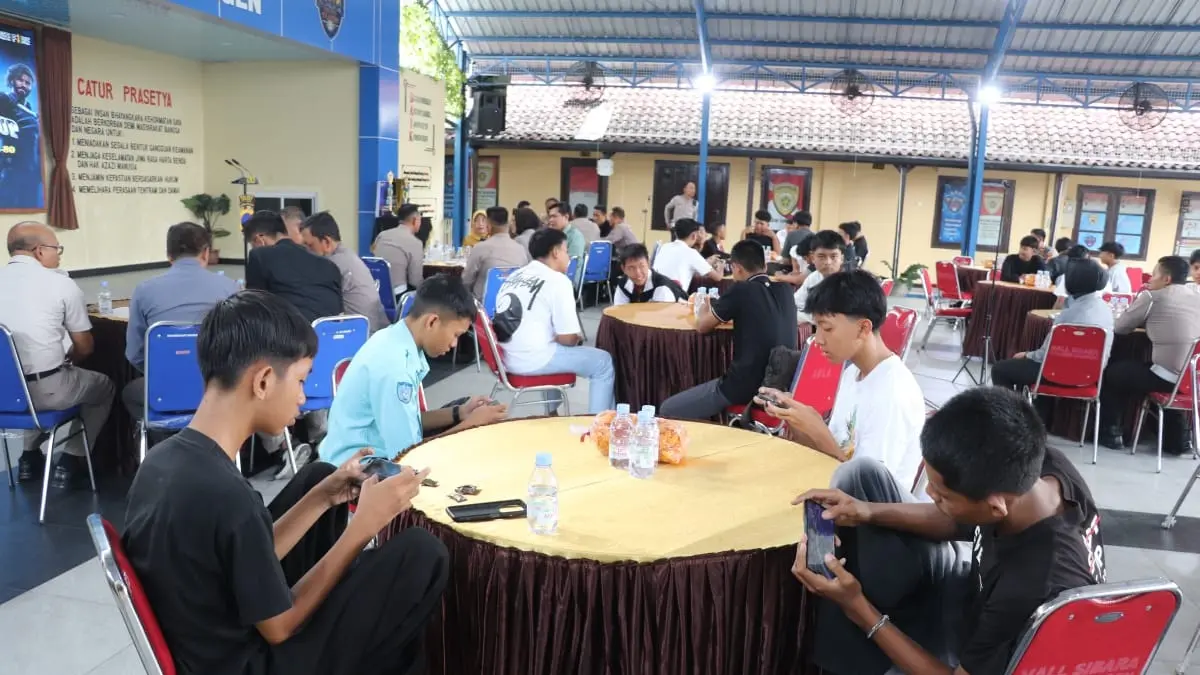 Turnamen e-sport Mobile Legends Bang Bang (MLBB) yang digelar Polres Sragen, Sabtu (7/6/2026) diikuti ratusan peserta. (Ahmad Khairudin/Radar Solo)