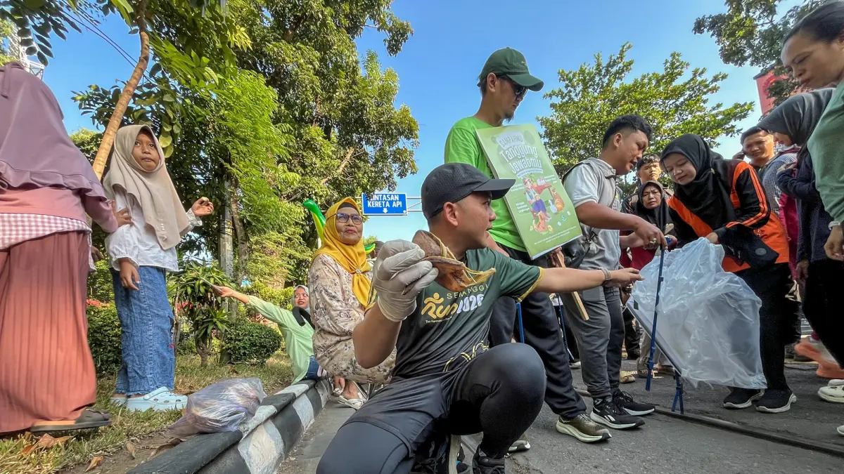 Wali Kota Solo Respati Ardi turun bersama masyarakat sosialisasi pemilahan sampah dari hulu. (M Ihsan/Radar Solo)