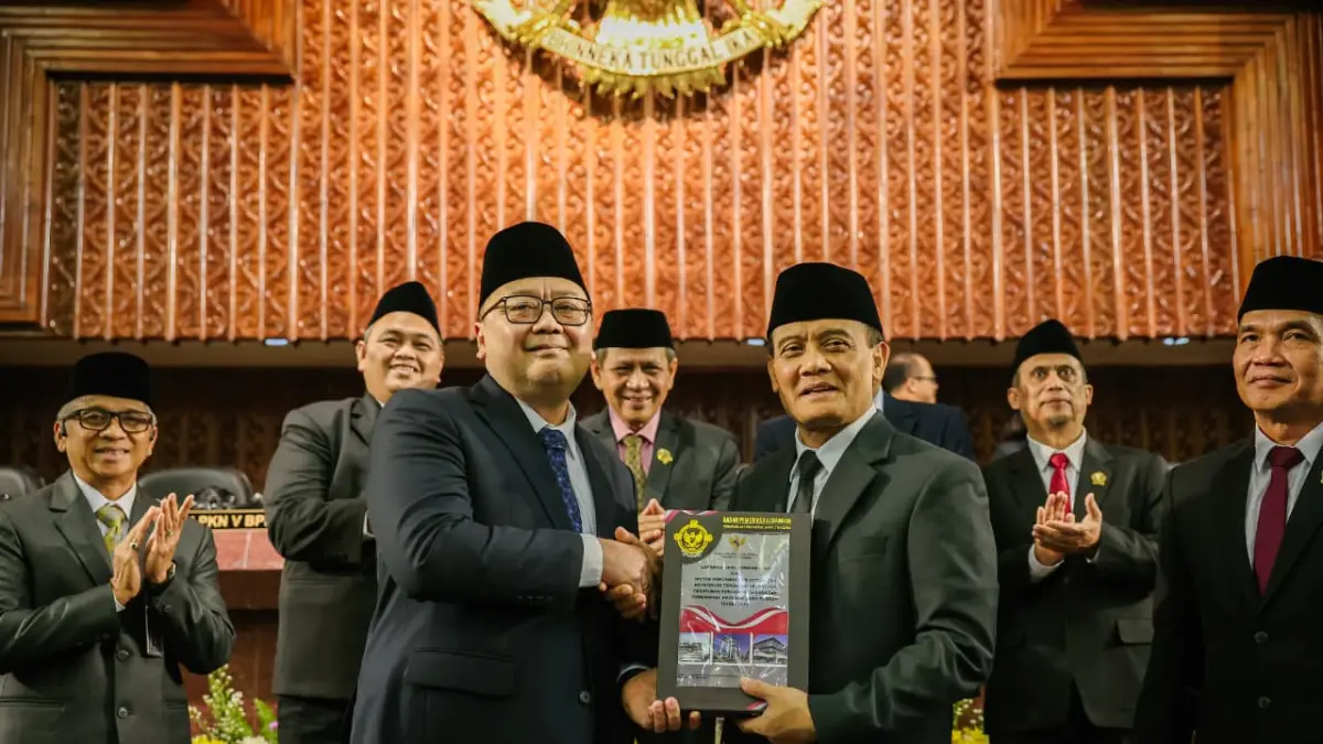 Gubernur Jateng Ahmad Luthfi (depan kanan) menerima opini Wajar Tanpa Pengecualian atas Laporan Keuangan Pemerintah Daerah Tahun Anggaran 2025 dalam agenda Rapat Paripurna DPRD Provinsi Jawa Tengah mengenai Penyerahan Laporan Hasil Pemeriksaan BPK atas LKPD Provinsi Jawa Tengah Tahun Anggaran 2025 di Gedung Berlian Semarang, Senin (8/6/2026). (DOK.PEMPROV JATENG)