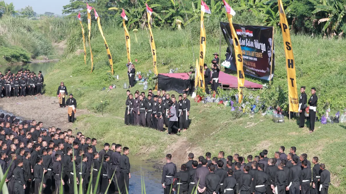Anggota PSHT Sragen menggelar aksi di Kali Mungkung, Minggu (7/6/2026). (Ahmad Khairudin/Radar Solo)