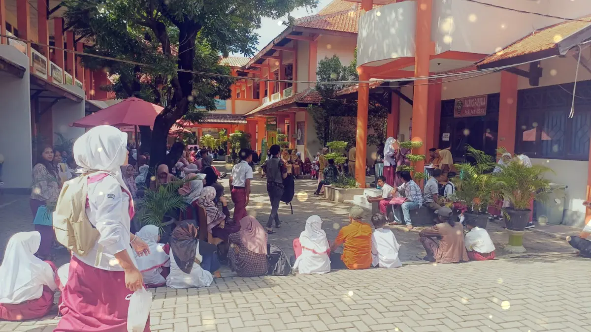 Antrean orang tua dan calon murid baru saat hari pertama pendaftaran Sistem Penerimaan Murid Baru (SPMB) 2026 di SMPN 1 Sukoharjo, Senin (8/6). (IWAN KAWUL/RADAR SOLO)