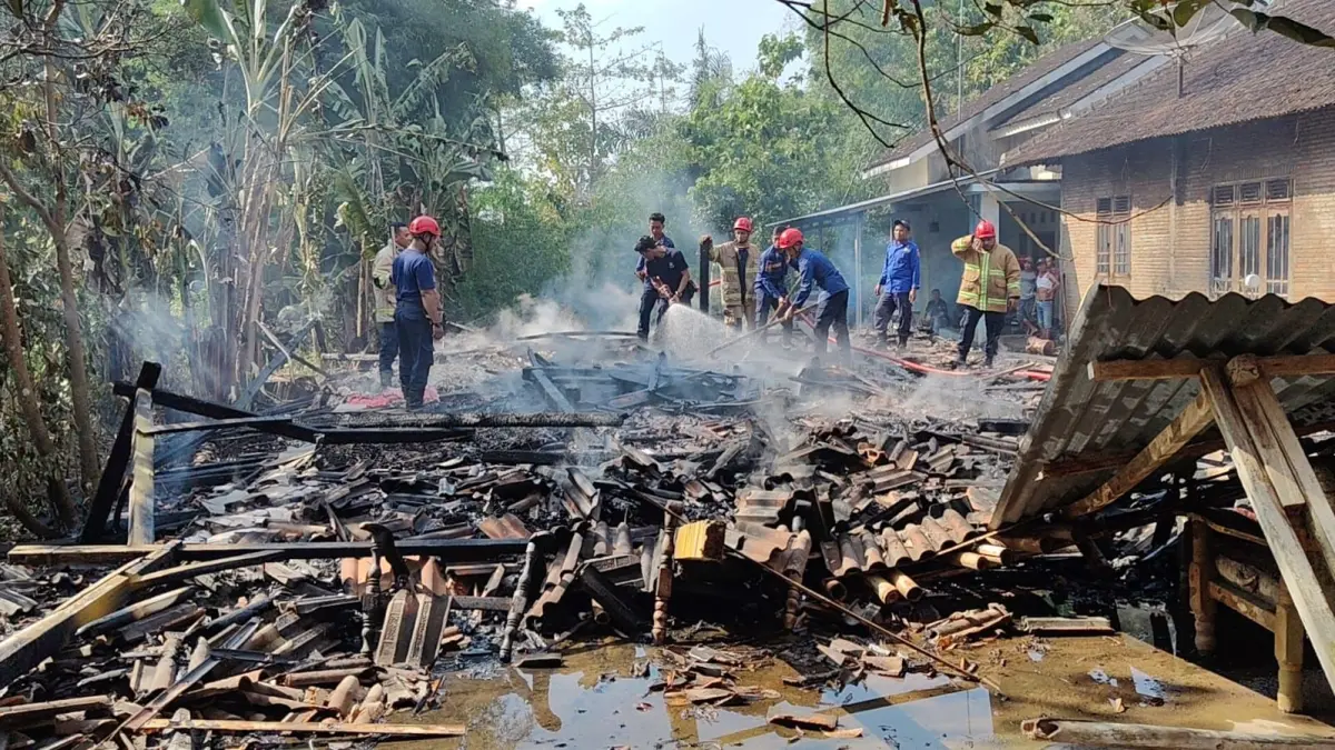 Damkar Boyolali lakukan pendinginan kebakaran rumah di Dukuh Wonokerti, Desa Pelem, Kecamatan Simo, Boyolali, Senin (8/6/2026). (DOK.DAMKAR BOYOLALI)