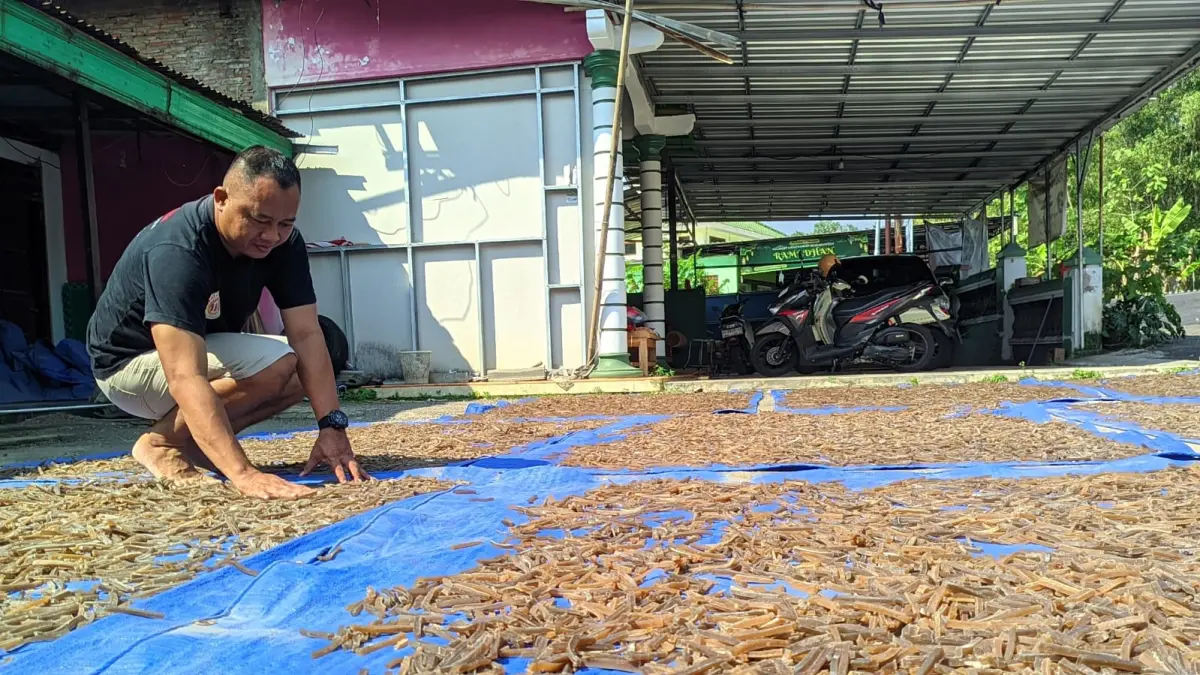 Dwi warga Dusun Kedungsono RT 04 RW 06 Desa Bulusulur, Kecamatan Wonogiri Kota menjemur rambak produksinya baru-baru ini. (IWAN ADI/RADAR SOLO)