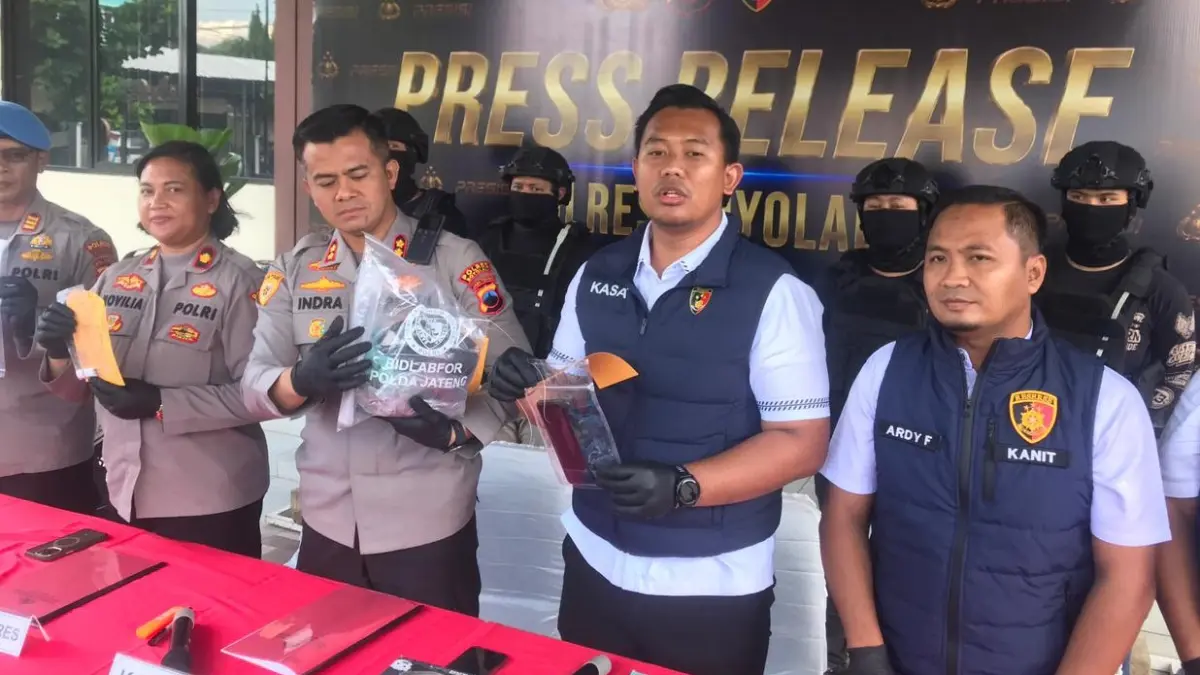 Kapolres Boyolali AKBP Indra Maulana Saputra (tengah) tunjukkan barang bukti kasus menantu yang meracun mertuanya saat konferensi pers, Senin (8/6/2026). (ABDUL KHOFID/RADAR SOLO)