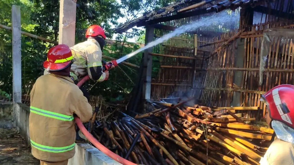 Personel Damkar Boyolali padamkan api yang menghanguskan tumpukan bambu di Dusun II, Desa Sudimoro, Kecamatan Teras, Minggu sore (7/6). (DOK.DAMKAR BOYOLALI) 