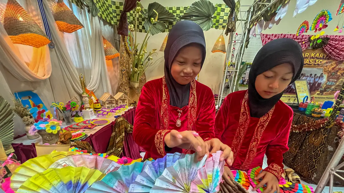 Siswa memperlihatkan kerajinan kipas saat gelar karya di SDN Joglo Solo, Senin (8/6). (M IHSAN/RADAR SOLO)