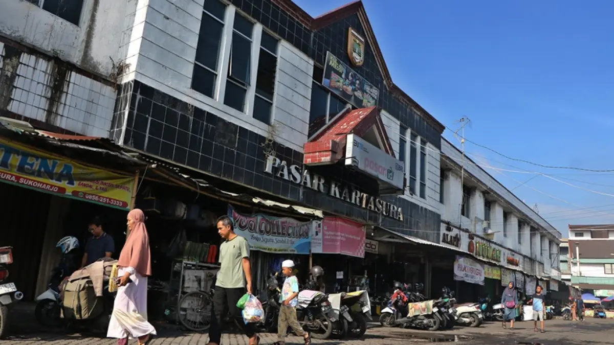 Suasana di halaman depan Pasar Kartasura, Senin (8/6). Pasar Kartasura akan direhabilitasi mulai medio Juni dengan anggaran Rp 7 miliar. (ARIEF BUDIMAN/RADAR SOLO)