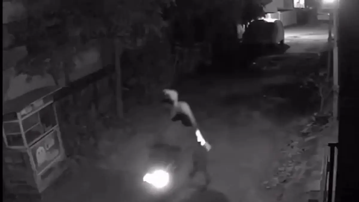 Teror pocong terekam CCTV milik warga di Solo.