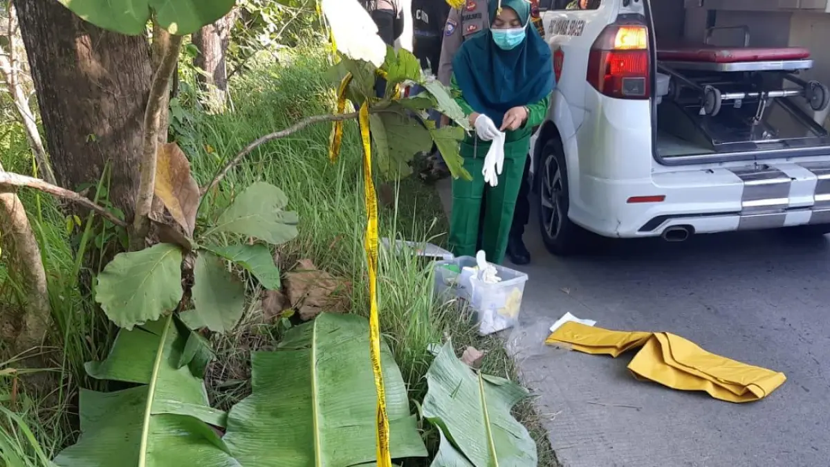 Tim relawan evakuasi jasad pria paro baya di Jalan Tanon-Sumberlawang, Sragen, Senin (8/6/2026). (Ahmad Khairudin/Radar Solo)
