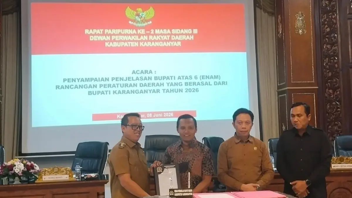 Wakil Bupati Karanganyar Adhe Eliana (kiri) serahkan draf enam raperda ke pimpinan DPRD Karanganyar, Senin (8/6/2026). (Rudi Hartono/Radar Solo)