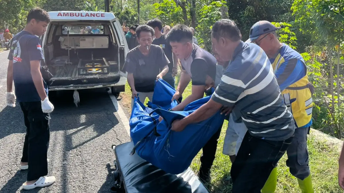 Petugas mengevakuasi jasad GLP (16), warga Desa Semagar, Kecamatan Girimarto, Wonogiri yang meninggal setelah menabrak tiang fiber optik di Jalan Raya Pracimantoro–Eromoko, tepatnya di Dusun Gedong, Desa Panekan, Kecamatan Eromoko Selasa (9/6/2026). (ISTIMEWA)