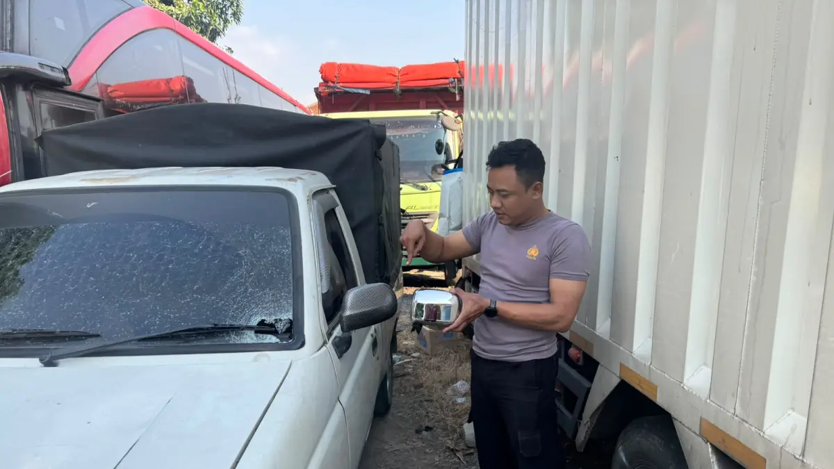 Anggota Satlantas Polres Sragen mencocokkan barang bukti spion dengan mobil yang terlibat tabrak lari di jalan Tanon-Sumberlawang, Sragen. (Ahmad Khairudin/Radar Solo)