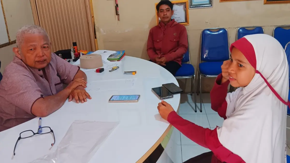Asyifa (kanan), siswi kelas 6 SD menceritakan kronologi kejadian aksi pencurian sepeda motornya di Kantor Desa Sidowayah, Kecamatan Polanharjo, Klaten, Selasa (9/6/2026).