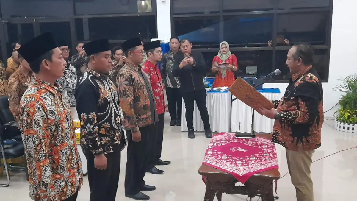 Bupati Karanganyar Rober Christanto melantik jajaran direksi PUDAM Tirta Lawu, Senin (9/6/2026). (Rudi Hartono/Radar Solo) 