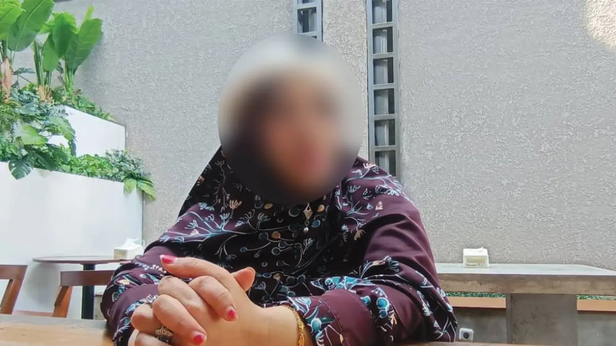 DF sebagai terlapor beri keterangan kepada wartawan.