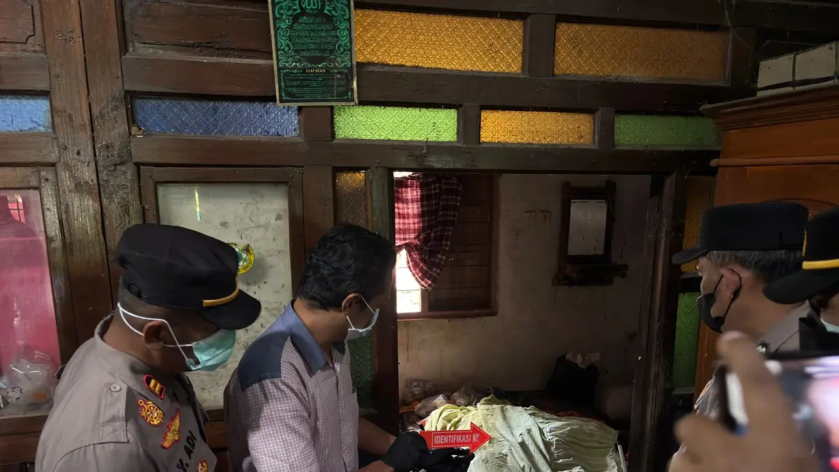 Olah TKP penemuan mayat perempuan di dalam kamar di .(Iwan Kawul/Radar Solo).