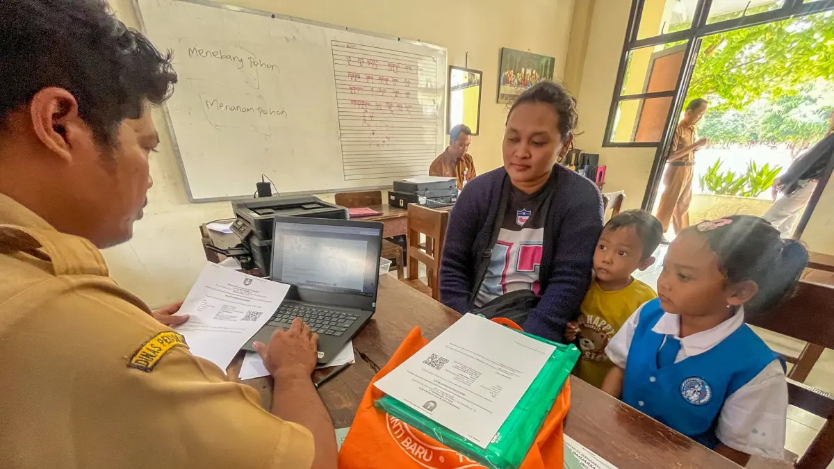 Orang tua mengantarkan anaknya mendaftar SPMB jalur afirmasi di SDN . (M Ihsan/Radar Solo)