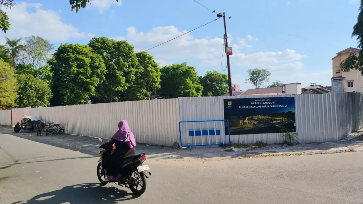 Pagar mengelilingi lahan calon proyek Pujasera di kompleks Alun-Alun Sukoharjo, Selasa (9/6). (Iwan Kawul/Radar Solo)
