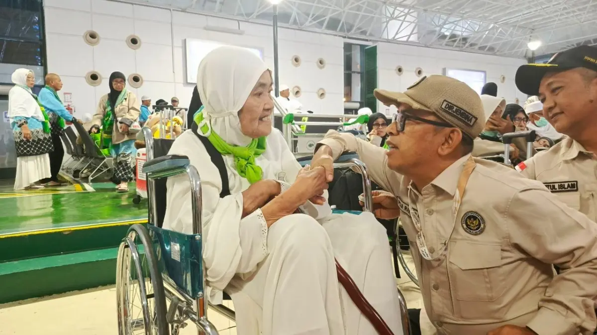 Petugas PPIH Debarkasi Solo berkomunikasi dengan jemaah haji belum lama ini. (ISTIMEWA)