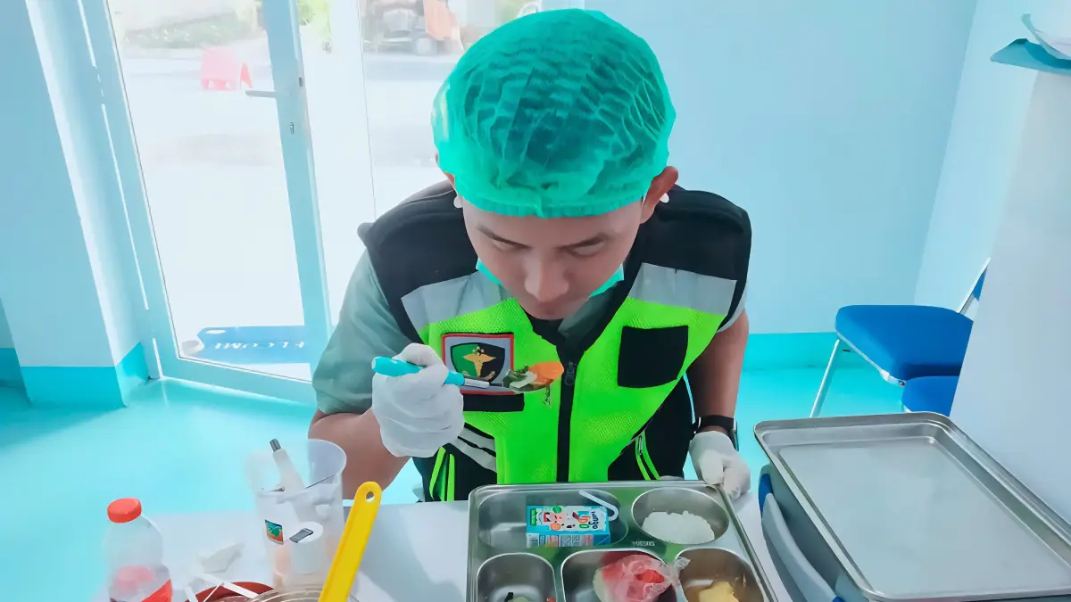 Petugas SPPG mengecek kualitas menu MBG sebelum didistribusikan ke penerima manfaat. (ISTIMEWA)