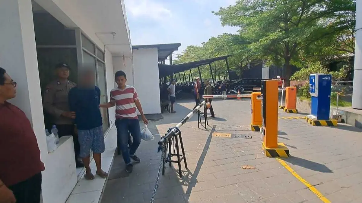 Polisi amankan maling kotak amal di musala Luwes Gentak, Kecamatan Baki, Sukoharjo, Selasa (9/10). (Iwan Kawul/Radar Solo)
