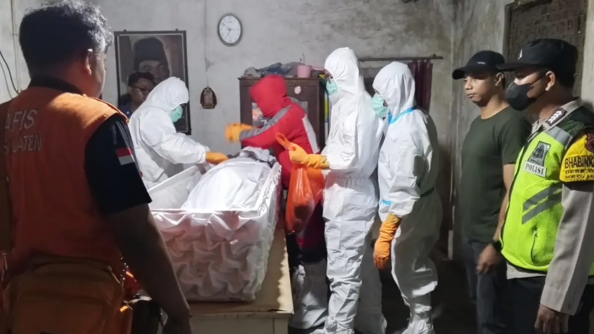Proses penanganan terhadap lansia yang meninggal dunia di dalam rumah, Desa Gedaren, Kecamatan Jatinom, Klaten. (Dokumentasi Polres Klaten)
