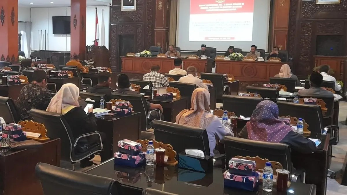 Sidang paripurna pandangan fraksi terhadap enam usulan raperda Pemkab Karanganyar di DPRD Karanganyar, Selasa (9/6/2026) siang. (Rudi Hartono/Radar Solo)