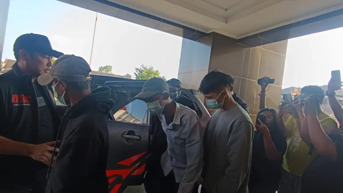 Tiga pemuda pocong jadi-jadian diamankan di Polresta Solo. (A Christian/Radar Solo)