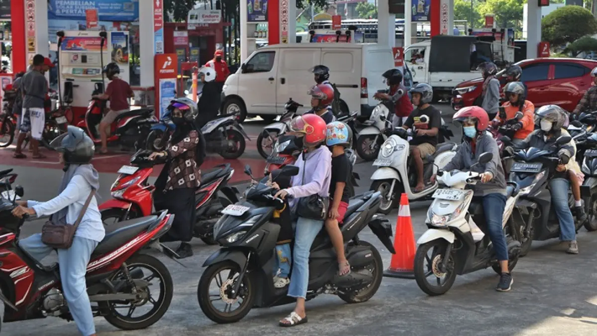 Antrean pembelian BBM di SPBU Manahan, Solo, Rabu (10/6). (Arief Budiman/Radar Solo)
