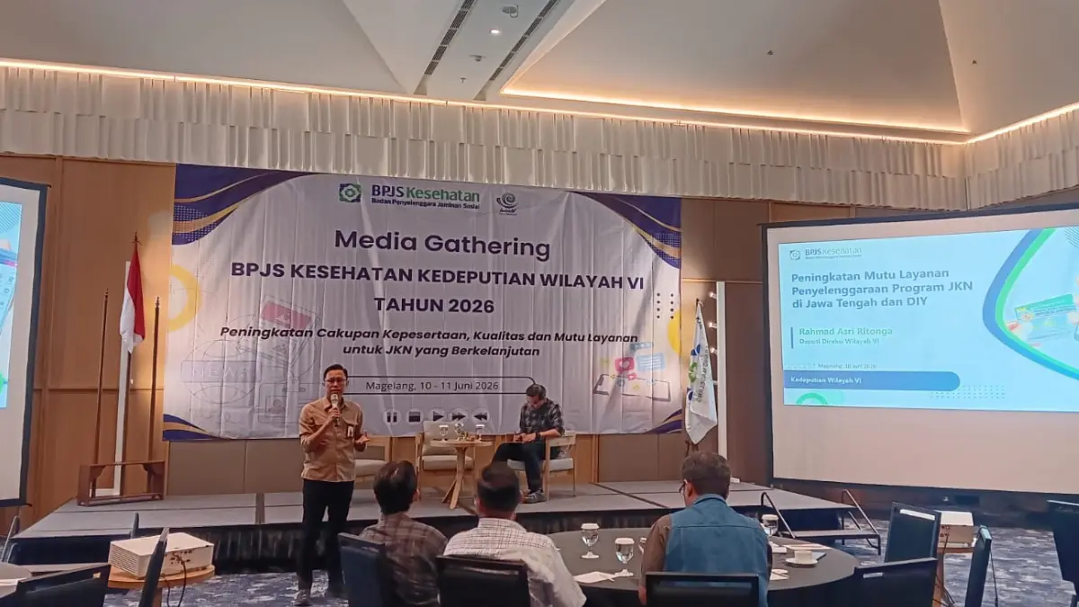 Deputi Direksi Wilayah VI BPJS Kesehatan Rahmad Asri Ritonga dan Asisten Deputi Kepesertaan dan Mutu Layanan Henri Army Iriawan saat memaparkan materi di Magelang. (Angga Purenda/Radar Solo)