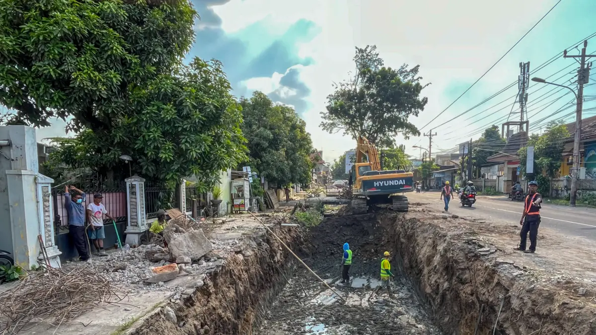 Drainase Jalan KH Samanhudi dibongkar untuk dinormalisasi. (M Ihsan/Radar Solo)