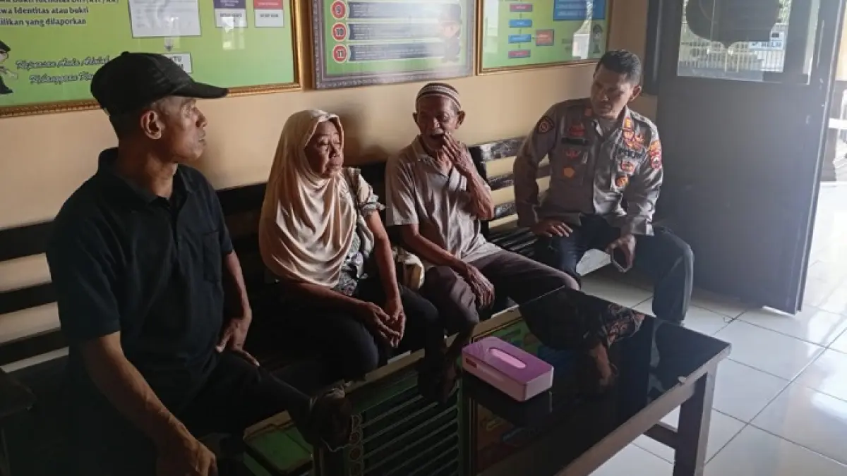 Emak-emak penemu dompet di Sumberlawang, Sragen mendapat pembinaan dari kepolisian. (Ist) 
