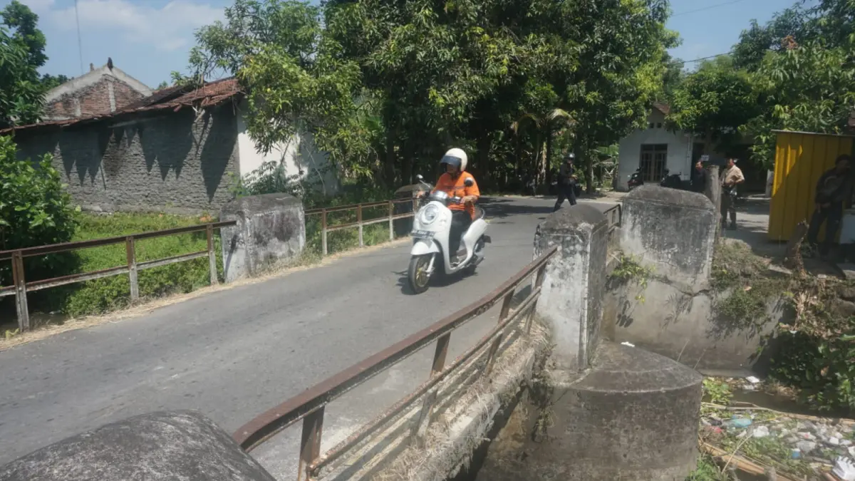 Jembatan Balong di Desa Pesu, Kecamatan Wedi, Klaten yang mendesak untuk direvitalisasi. (Angga Purenda/Radar Solo)
