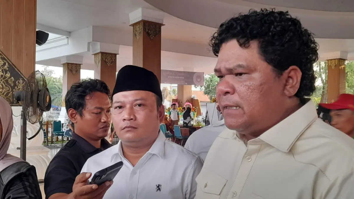 Ketua Harian DPP Asosiasi Pedagang Pasar Seluruh Indonesia (APPSI) Don Muzakir saat melantik pengurus DPD APPSI Kabupaten Karanganyar, Senin (10/6/2026). (Rudi Hartono/Radar Solo) 