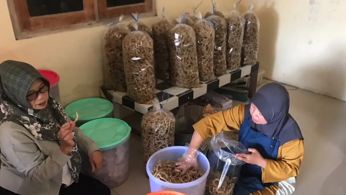 Perajin keripik kemasan premium di Desa Singosari, Kecamatan Mojosongo, Kabupaten Boyolali terdampak tingginya harga minyak goreng dan plastik. (ABDUL KHOFID/RADAR SOLO)