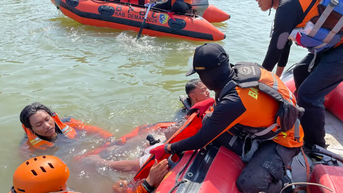 Tim SAR evakuasi pemancing tenggelam di Area Bendung Karet sungai Kalijajar, Desa Jatirogo, Kecamatan Bonang, Demak, Rabu (10/6/2026). (Dokumentasi Basarnas Semarang) 
