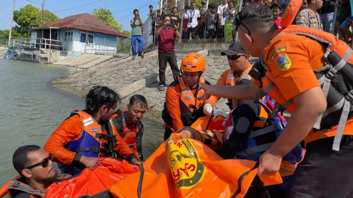 Tim SAR evakuasi pemancing tewas tenggelam di Bendung Karet, Kecamatan Bonang, Kabupaten Kudus, Selasa (9/6/2026). (Dokumentasi SAR Semarang)