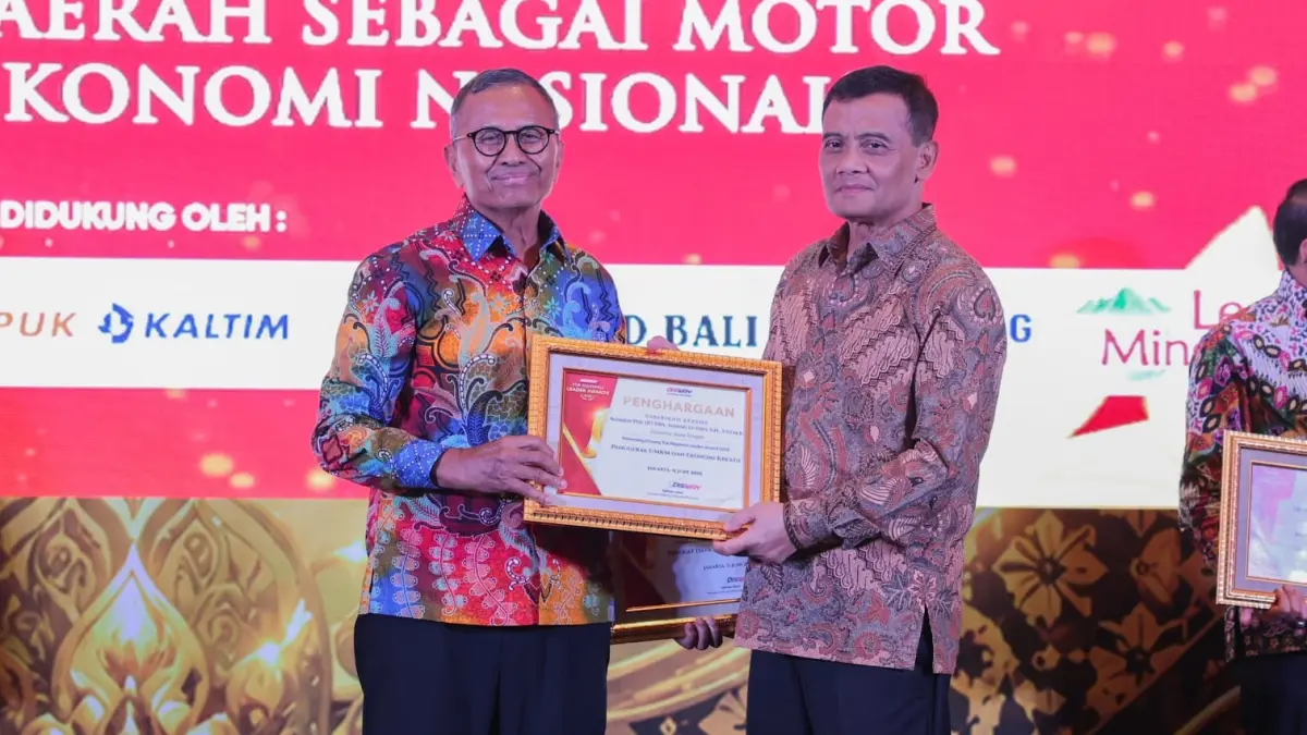 Gubernur Jawa Tengah Ahmad Luthfi menerima penghargaan kategori Penggerak UMKM dan Ekonomi Kreatif dalam ajang Top Regional Leader 2026 yang diselenggarakan oleh Disway National Network di Hotel JW Marriott, Jakarta, Kamis (11/2026). (DOK.PEMPROV JATENG)