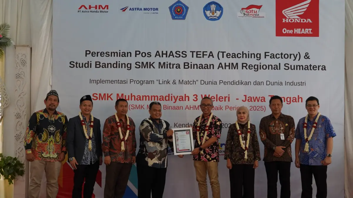 General Manager Astra Honda Motor Ahmad Muhibbuddin melakukan penyerahan sertifikat peresmian Pos AHASS TEFA SMK Muhammadiyah 3 Weleri kepada Kepala Sekolah Maulana Malik Ibrohim didampingi oleh (Kanan ke Kiri) Budi Yanto Region Head Astra Motor Jateng, KASI SMK Cabang Dinas II Andang Fitriyadi, Bupati Kendal Dyah Kartika Permanasari, Majlis Dikdasmen dan PNF Pimpinan Pusat Muhammadiyah Bakhrun Dahlan, Majlis Dikdasmen dan PNF pimpinan wilayah Muhammadiyah Jawa Tengah Edy Purwanto, dan Pimpinan Daerah Muhammadiyah Kendal Noer Agoes Hidayah. (DOK.HONDA)
