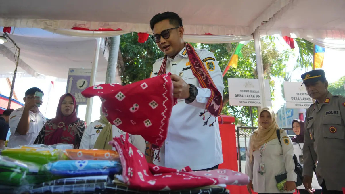 Bupati Klaten Hamenang Wajar Ismoyo saat meninjau stan UMKM dan memborong produk sprei jumputan dalam acara Sambung Rasa di Desa Ceporan, Kecamatan Gantiwarno, Klaten, Kamis (11/6/2026). (Dok. Diskominfo Klaten)