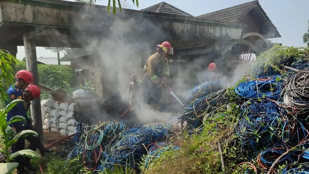 Damkar Boyolali padamkan api yang membakar tumpukan kabel di wilayah Dusun I, Desa/Kecamatan Cepogo,Boyolali, Kamis (11/6/2026). (DOK.DAMKAR BOYOLALI)&nbsp;