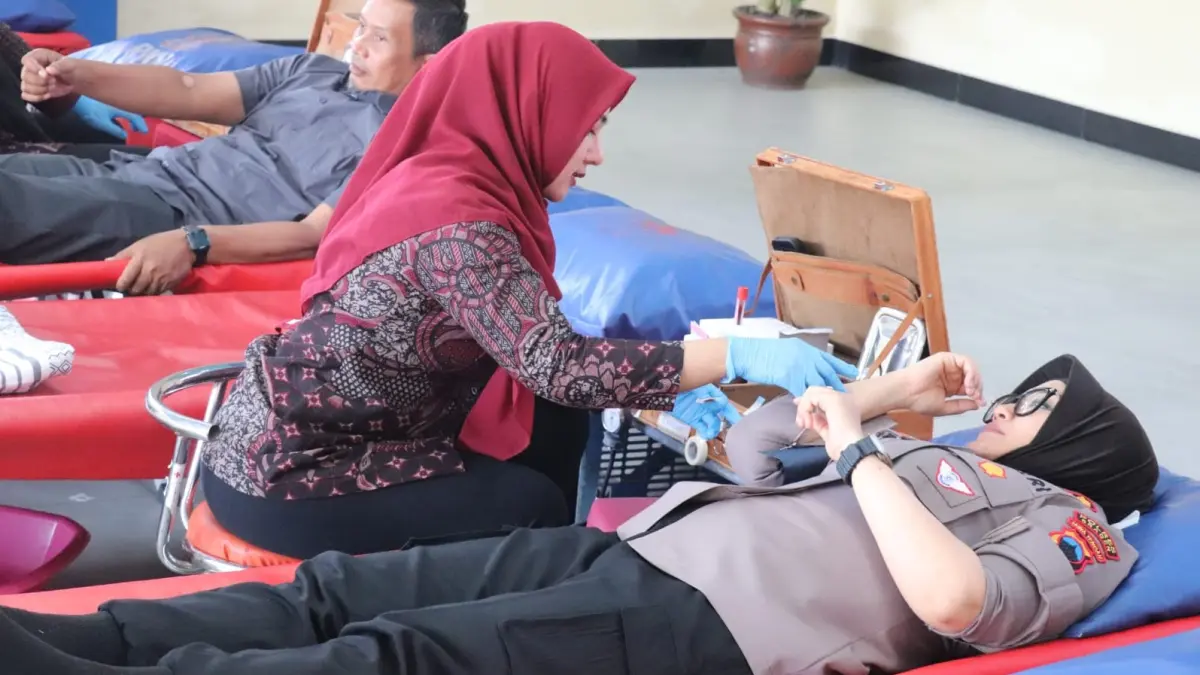 Kapolres Sragen AKBP Dewiana Syamsu Indyasari ikut mendonorkan darahnya menyambut HUT Ke-80 Bhayangkara, Kamis (11/6/2026). (Ahmad Khairudin/Radar Solo)