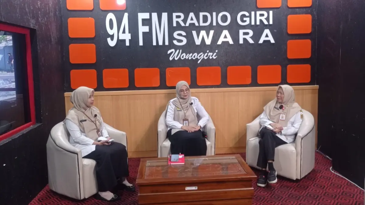 Kepala Instalasi Gizi RSUD dr. Soediran Mangun Sumarso Wonogiri Cicilia Widuri, S. Gz. didampingi petugas Instalasi Gizi Dania Apriliani, S. Gz.