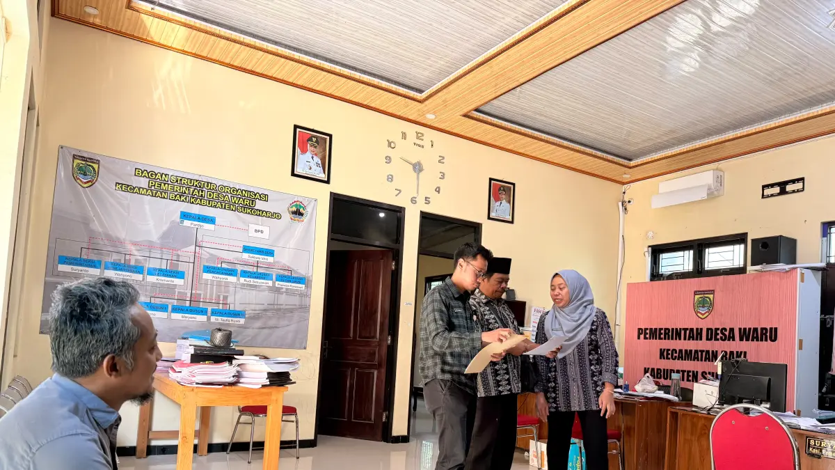 Ketua Divisi Teknis Penyelenggaraan KPU Sukoharjo Bambang Muryanto dan tim berkoordinasi dengan Pemerintah Desa Waru, Kecamatan Baki saat coktas, Kamis (11/6). (IWAN KAWUL/RADAR SOLO)