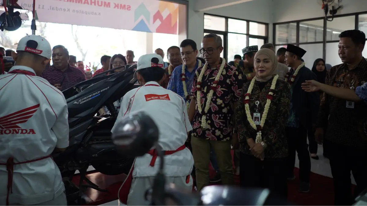 (Kiri ke Kanan) Kepala Wilayah Astra Motor Jawa Tengah Budi Yanto, ditemani General Manager Astra Honda Motor Ahmad Muhibbuddin, dan Bupati Kendal Dyah Kartika Permanasari melakukan pengecekan pit Pos AHASS TEFA SMK Muhammadiyah 3 Weleri. (DOK.HONDA)