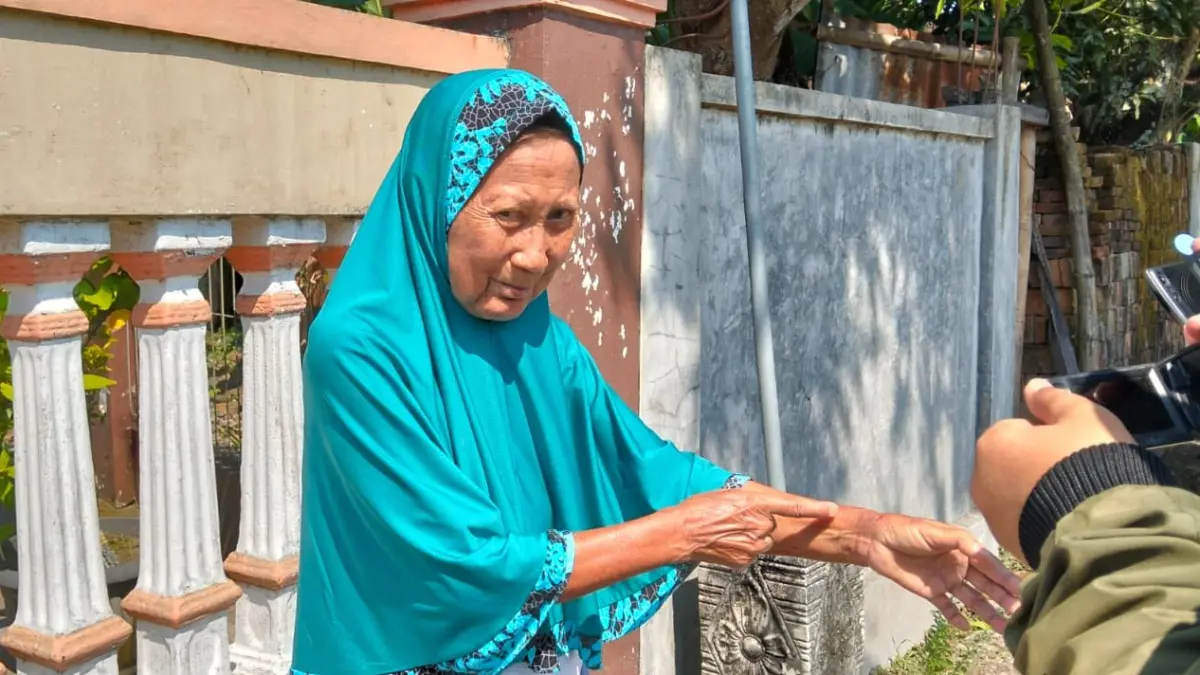 Lansia yang menjadi korban perampasan perhiasan di Desa Jaten, Juwiring, Klaten, Kamis (11/6/2026). (ANGGA PURENDA/RADAR SOLO)
