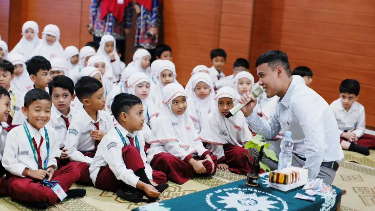 Native Speaker asal Uzbekistan Abrorjon Numonov bimbing siswa SD Muhammadiyah PK Solo, belum lama ini. (ALFIDA NURCHOLISAH/RADAR SOLO)